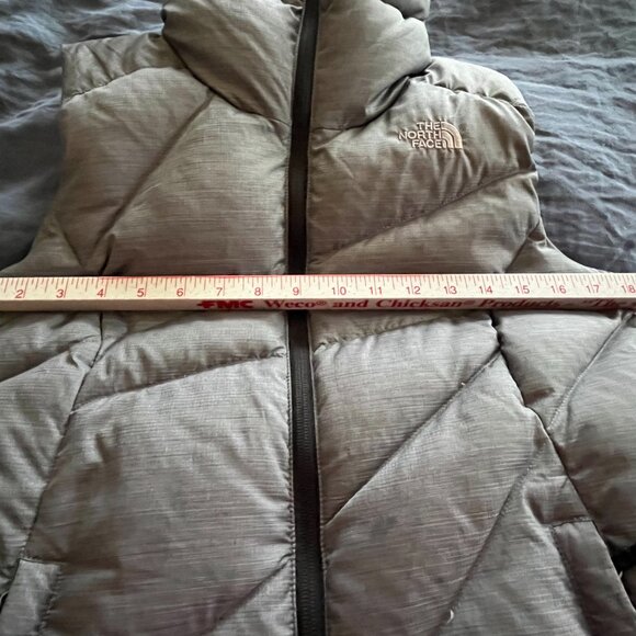 The North Face Women's Down Vest Size Medium - Picture 6 of 8